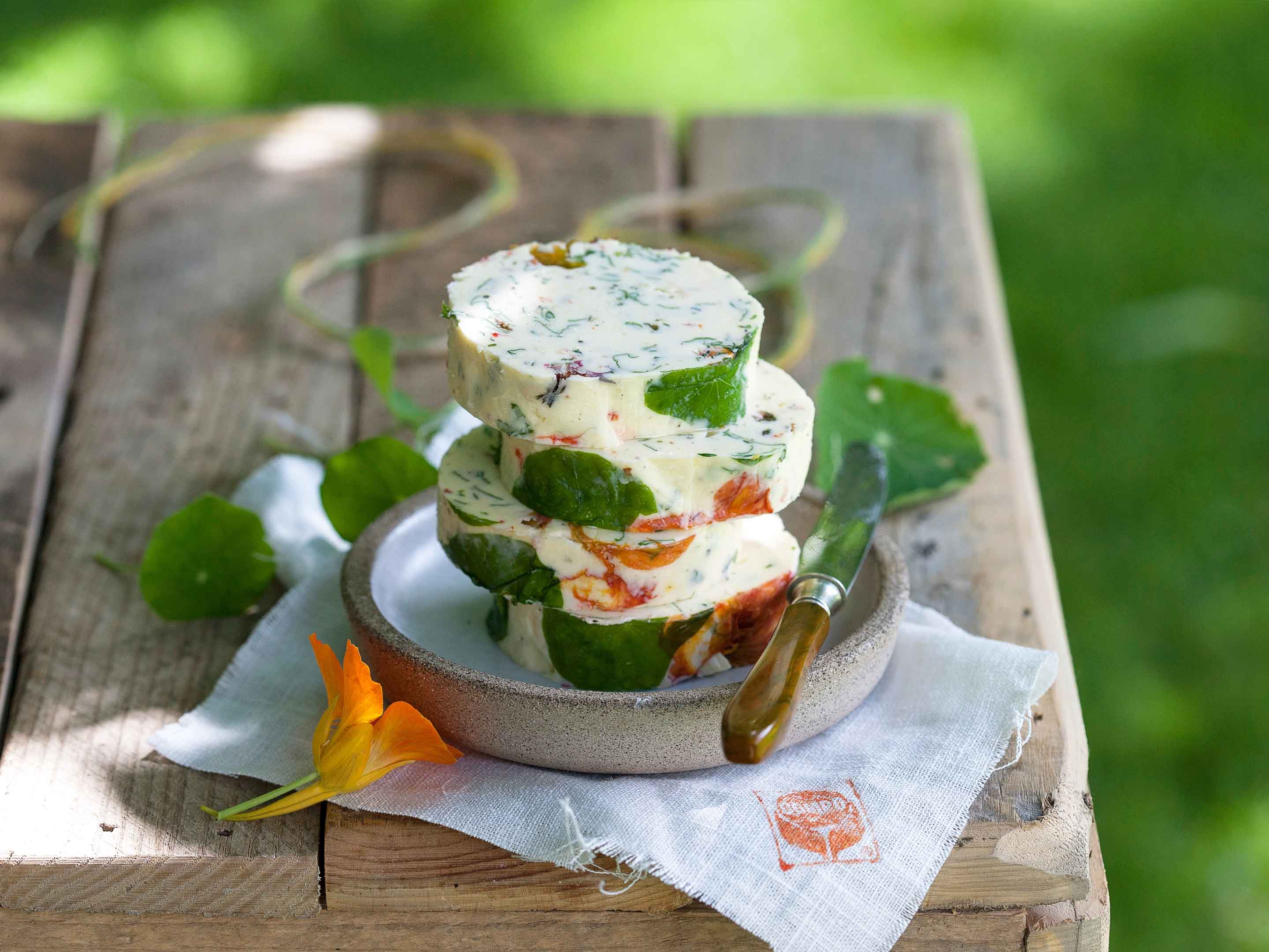 Kräuterbutter mit Blüten